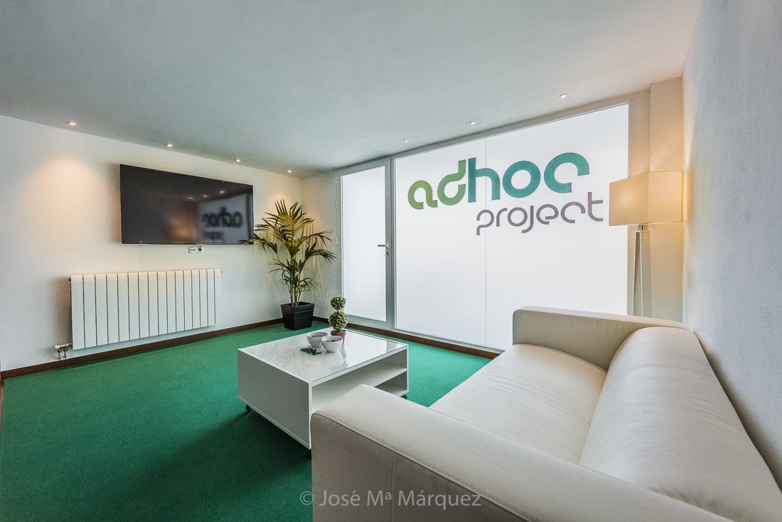 Zona común de descanso con televisión centro residencial. Reportaje publicitario. Fotógrafo empresas Granada