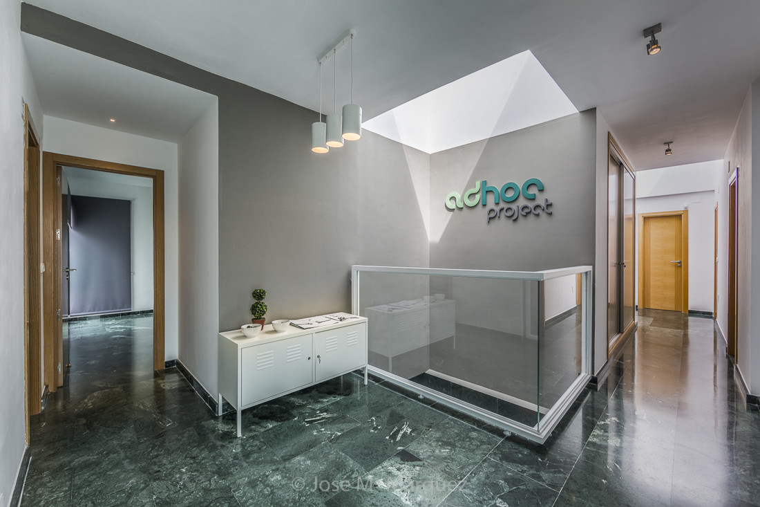 Zona común distribuidor dormitorios centro residencial juvenil. Fotografía profesional para empresas en Granada