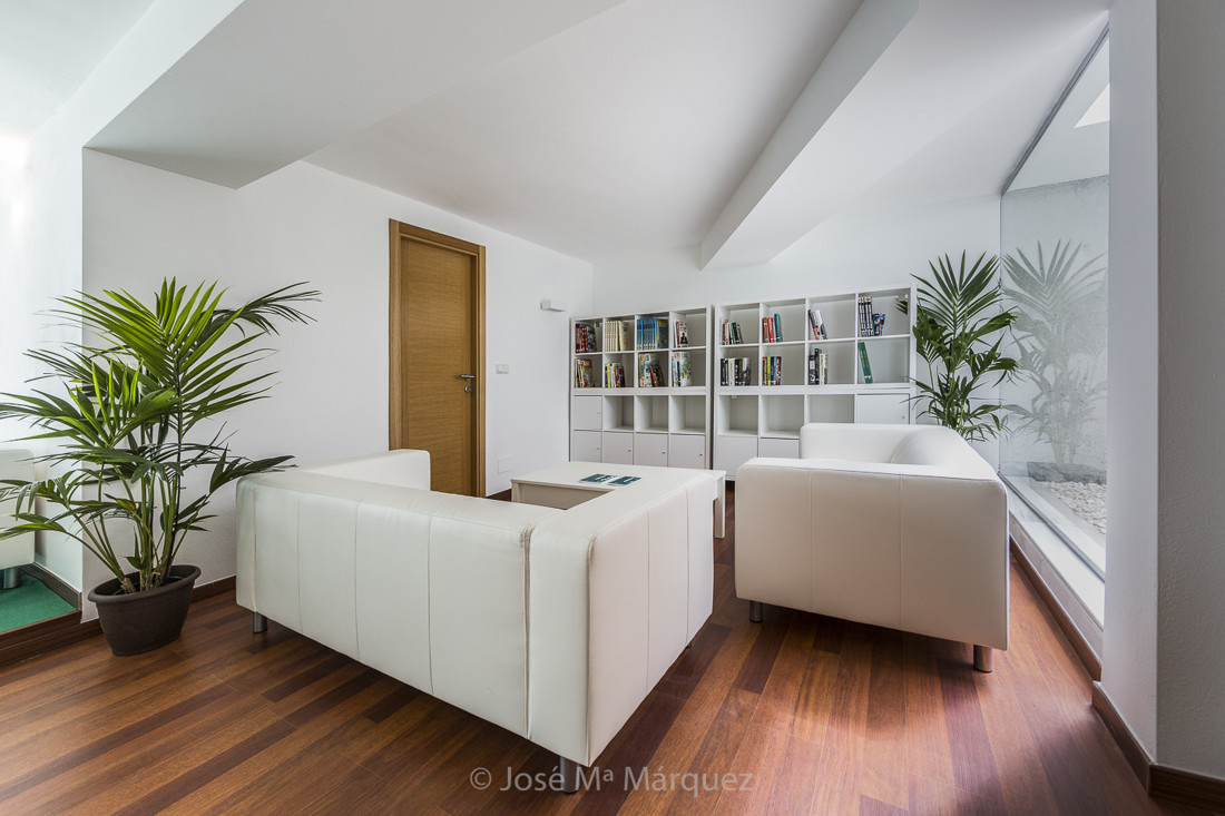 Zona de Lectura  gran entrada de luz en centro residencial. Fotógrafía industrial,interiorismo y arquitectura