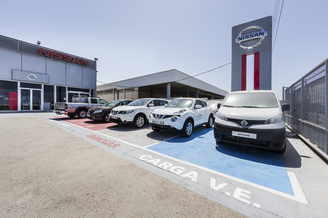 Aparcamiento de clientes y plaza de carga V.E. Concesionario Nissan Motril. Fotógrafo Reportajes publicitarios en Granada