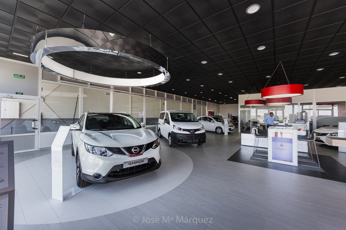 Area coche de lanzamiento y mesas altas. Concesionario Nissan Motril. Reportaje Publicitario. Modelo Quashqai