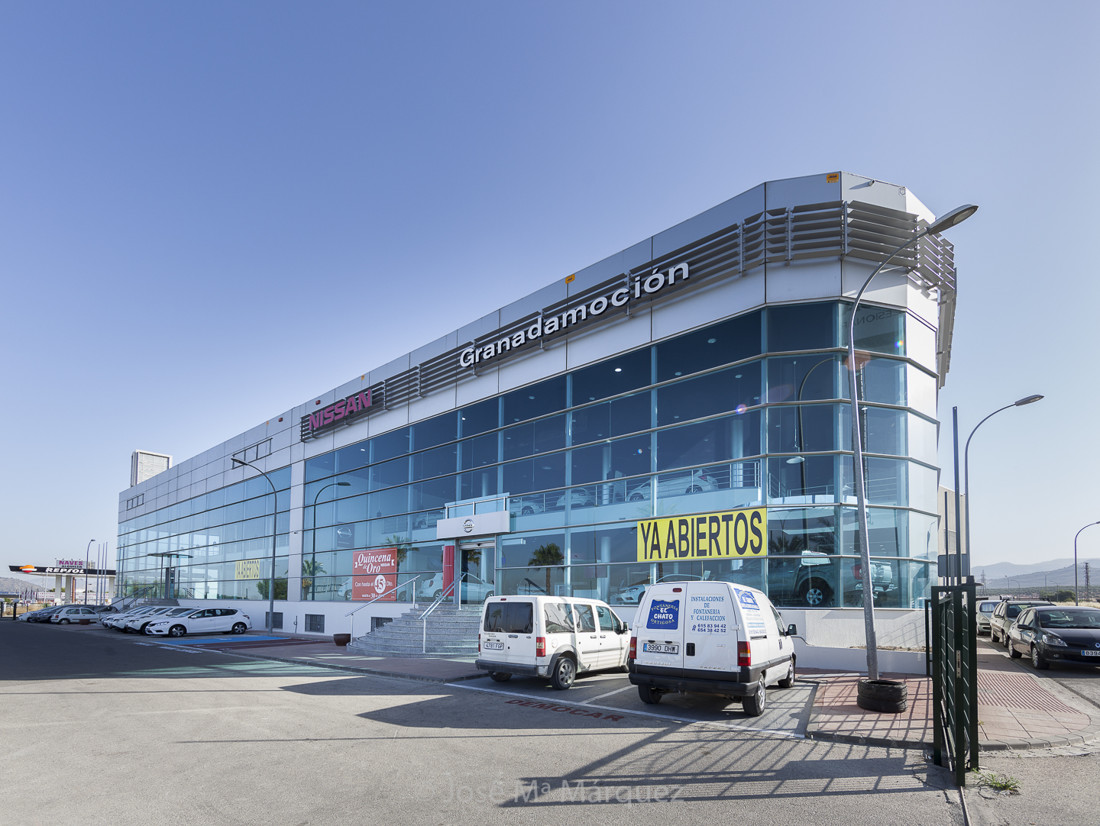 Concesionario Nissan Granada. Exterior con zona de parking. Reportaje publicitario. Fotografo en Granada para empresas