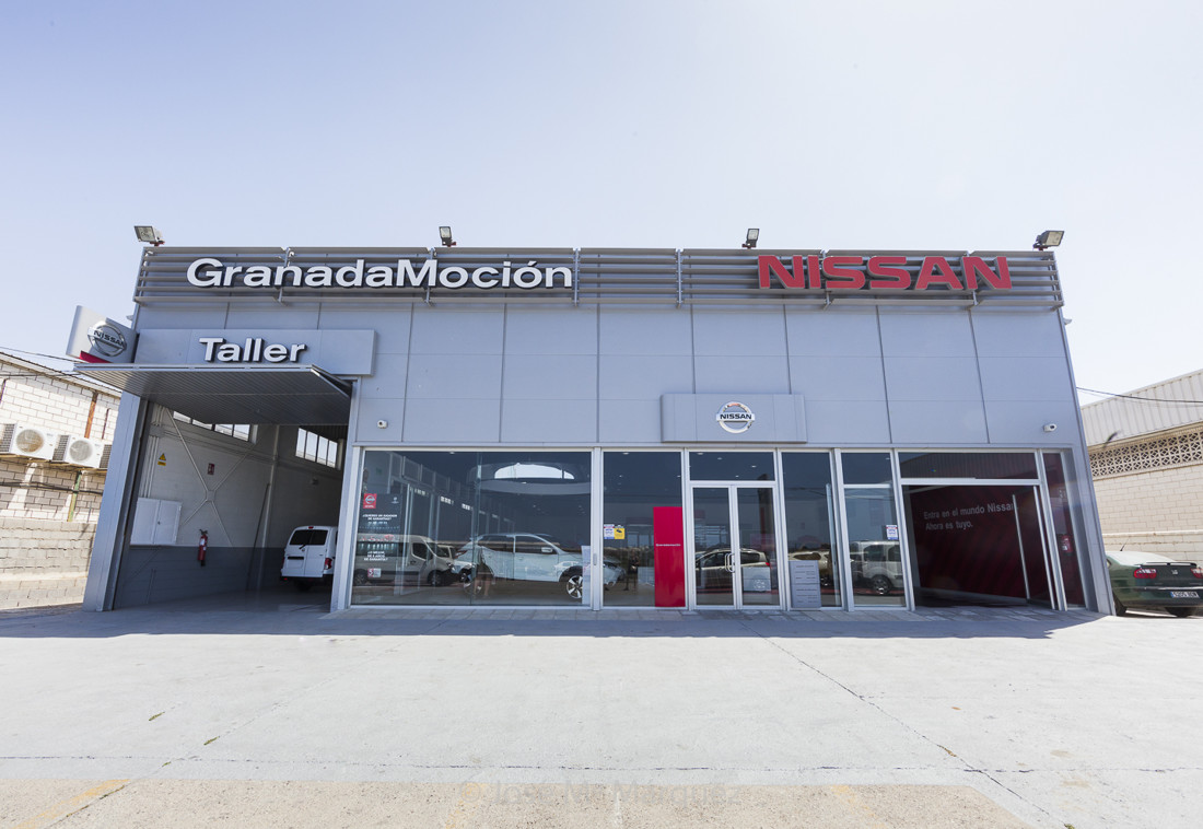Fachada del concesionario Nissan Motril. Entrada exposición y taller. Fotógrafo en Granada de Reportajes publicitarios