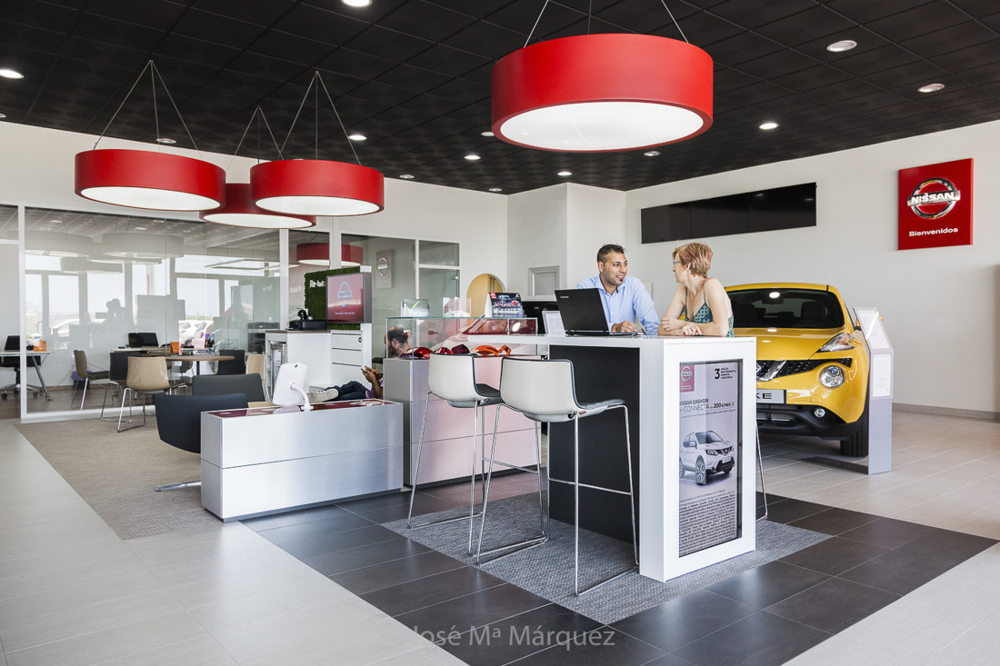 Reportaje publicitario Concesionario Nisan Motril. Area Mesas altas y zona de espera. Foto de Interiorismo publicitario