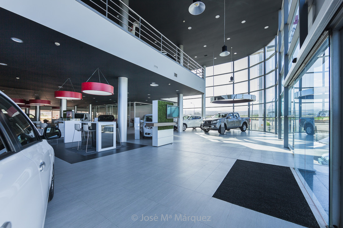 Reportaje publicitario para Concesionario Nissan Granada. Fotografía de interiorismo. Vista de la Entrada a exposición