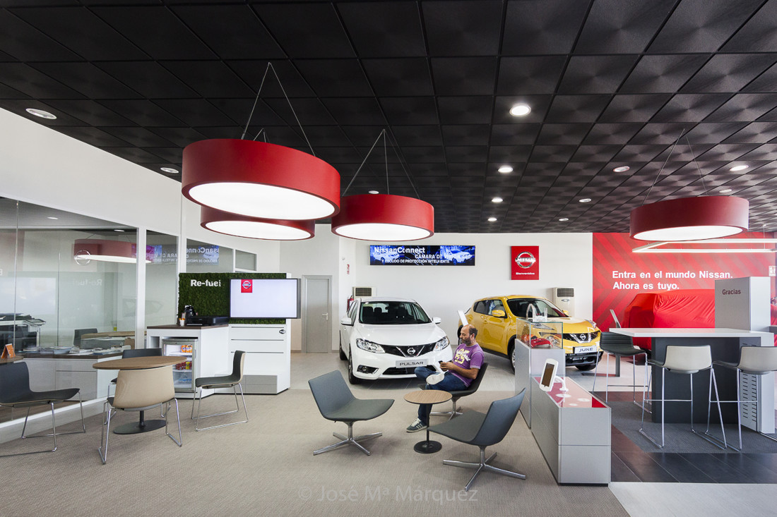 Sala de espera clientes y mesas altas en concesionario coches. Fotógrafo publicitario. Fotos para empresas en Granada