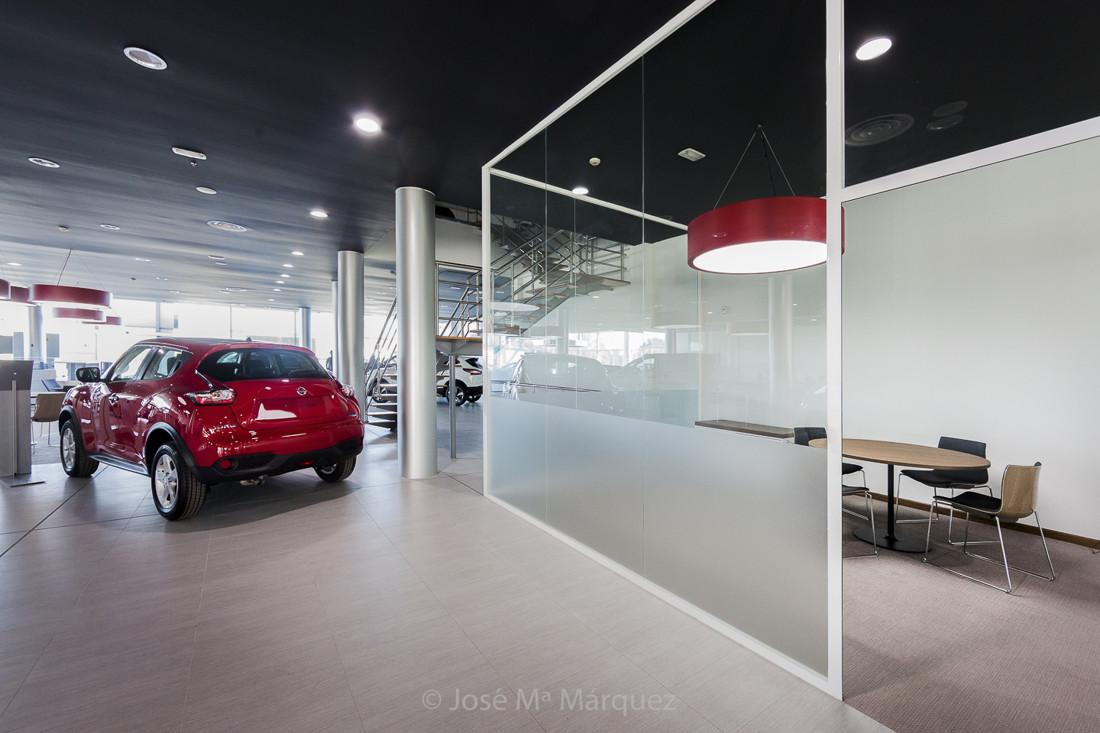 Sala de Reunión para clientes concesionario Nissan. Reportaje publicitario de empresas. José Mª Márquez fotógrafo Granada 