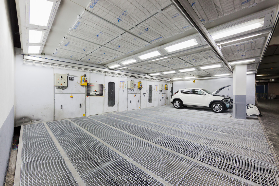 Taller Chapa concesionario Nissan. Fotografía industrial Granada. Fotógrafo para empresas. Fotos para web