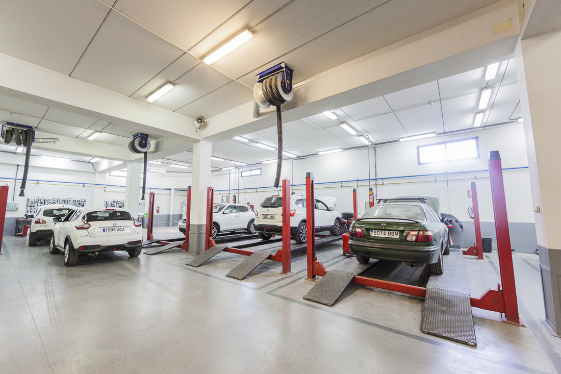 Taller concesionario Nissan en Granada. Plataformas elevadora. Reportaje publicitario. Fotografía industrial Granada