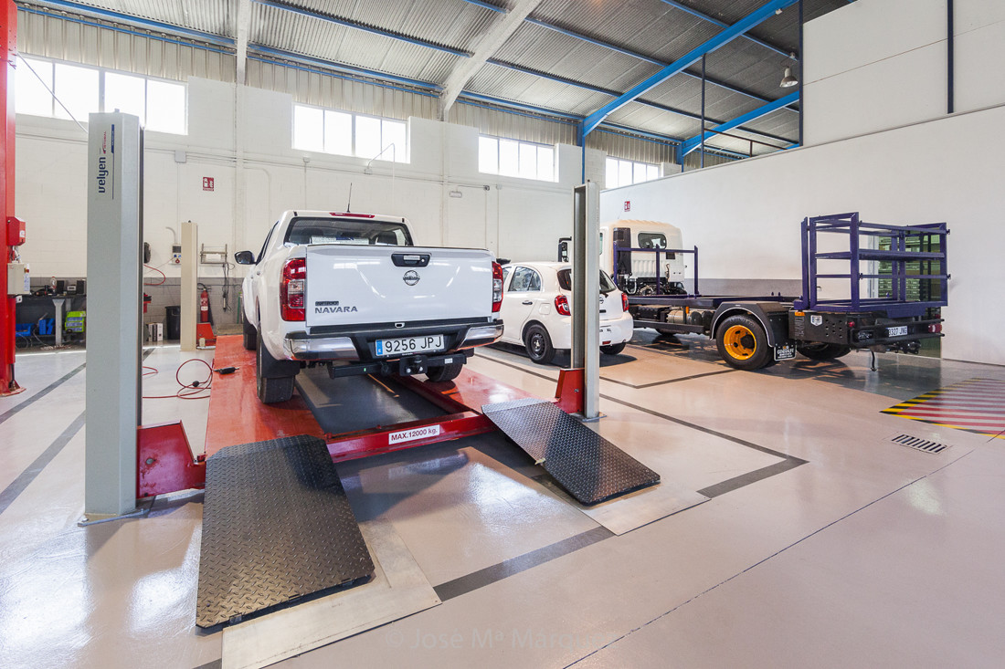 Taller concesionario Nissan en Motril. Plataforma elevadora. Reportaje publicitario. Fotografía industrial Granada