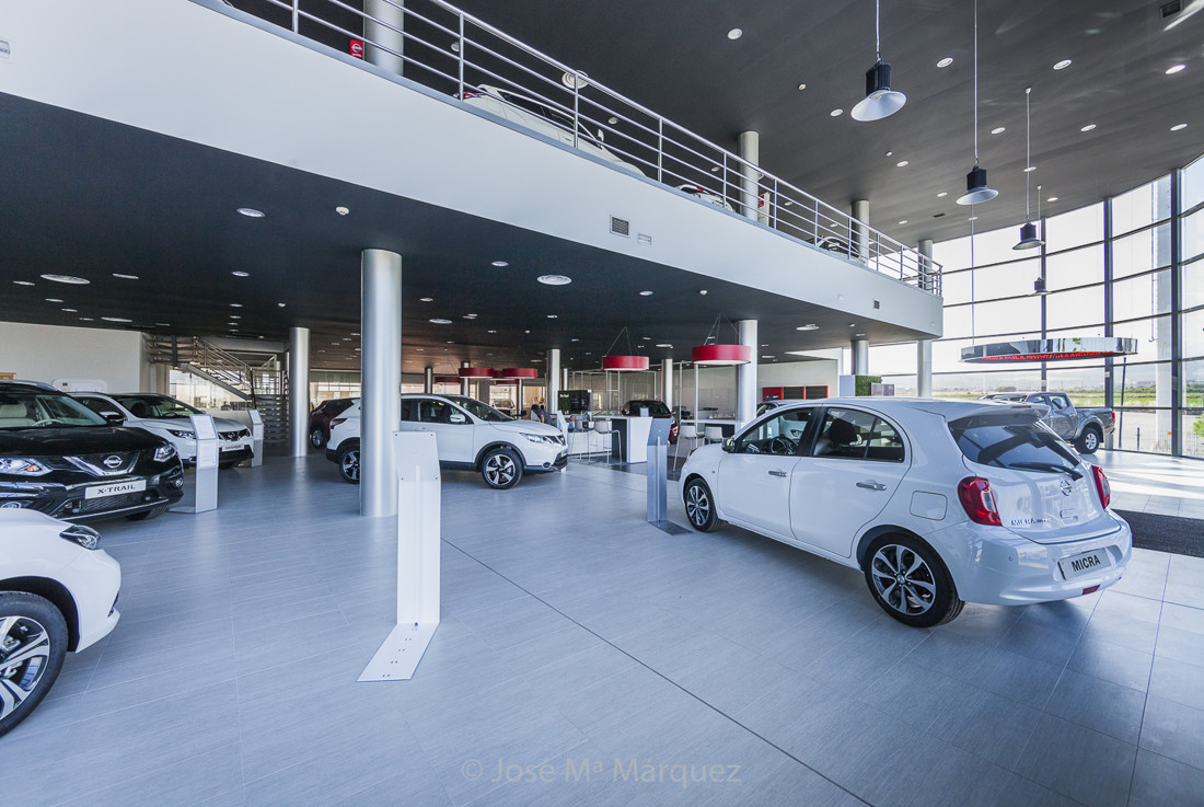 Vista genral exposición de coches concesionario Nissan en Granada. Reportaje publictario para empresas en Granada. Foto Web