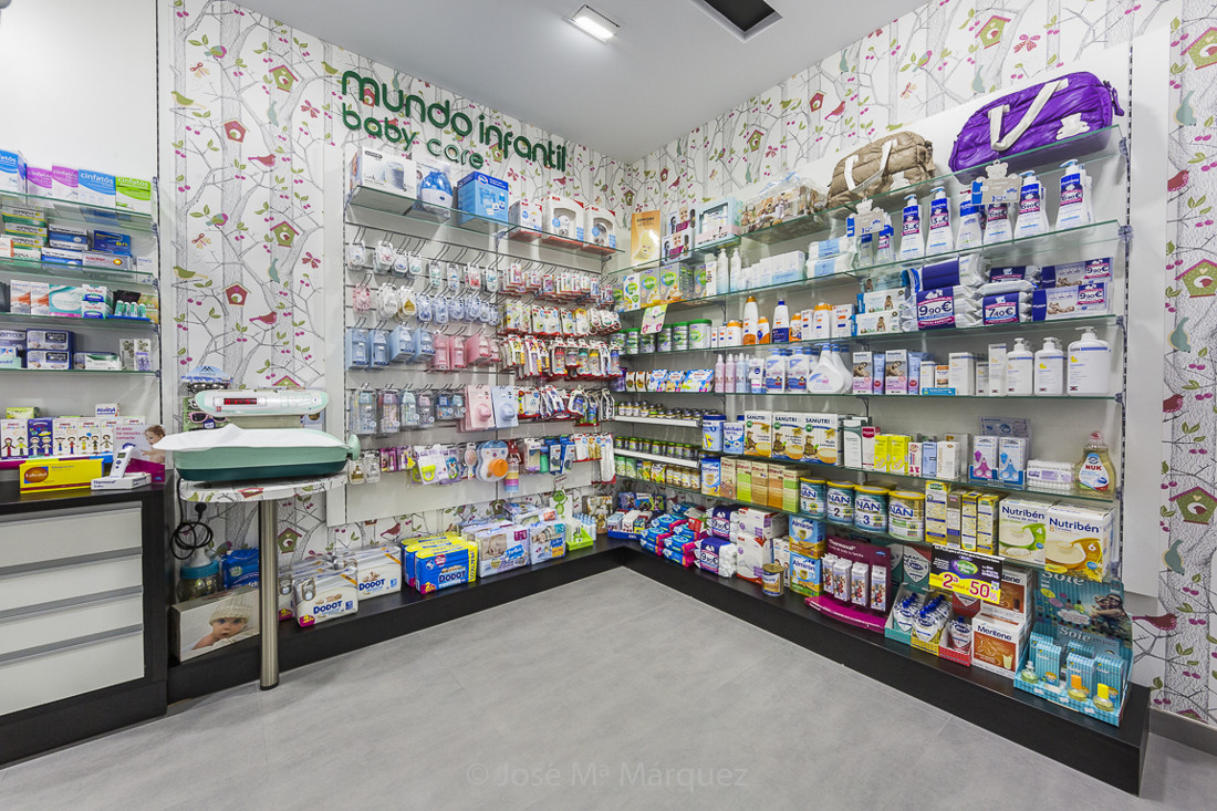 Fotografía de interiorismo publicitario. Productos cuidado infantil y peso bebés en Farmacia de Los Gallardos. Fotógrafo publicidad