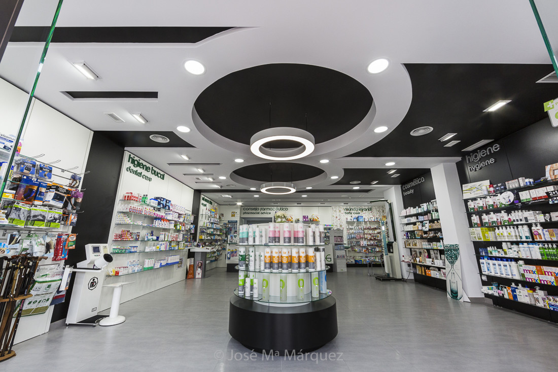 Fotografía de interiorismo publicitario. Vista general frontal interior de la Farmacia de Los Gallardos. Fotógrafo publicidad