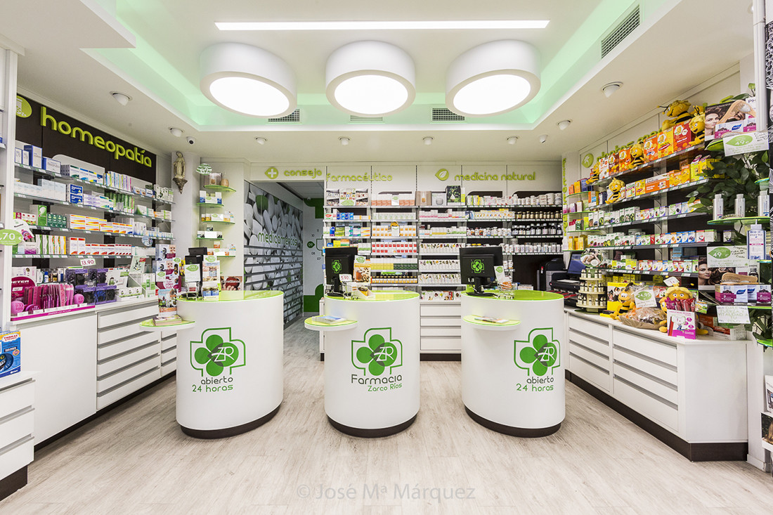 Fotografía interiorismo publicitario Farmacia Zarco Ríos. Mostradores circulares Tecnyfarma. Fotógrafo locales comerciales Granada