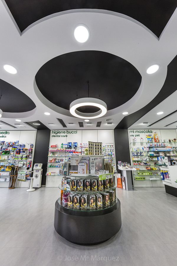 Fotografía publicitaria para Tecnyfarma. Expositor central promoción productos nuevos Farmacia. Fotógrafo interiorismo empresas