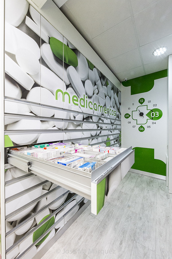 Reportaje fotografía publicitaria Farmacia Zarco Ríos. Cajonera para medicinas diseño de Tecnyfarma. Fotógrafo empresas Granada
