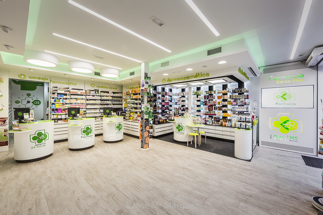 Reportaje fotografía publicitaria Farmacia Zarco Ríos. Entrada,  productos dermoestéticos y mostradores. Fotógrafo empresas Granada