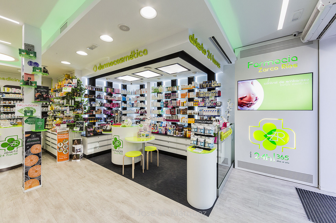 Reportaje fotografía publicitaria Farmacia Zarco Ríos. Entrada y zona de productos dermoestéticos. Fotógrafo empresas Granada