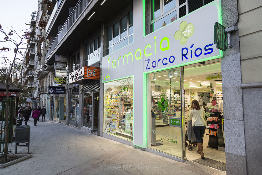 Reportaje fotografía publicitaria Farmacia Zarco Ríos. Instantanea con cliente entrando. Fotógrafos publicidad  industrial Granada
