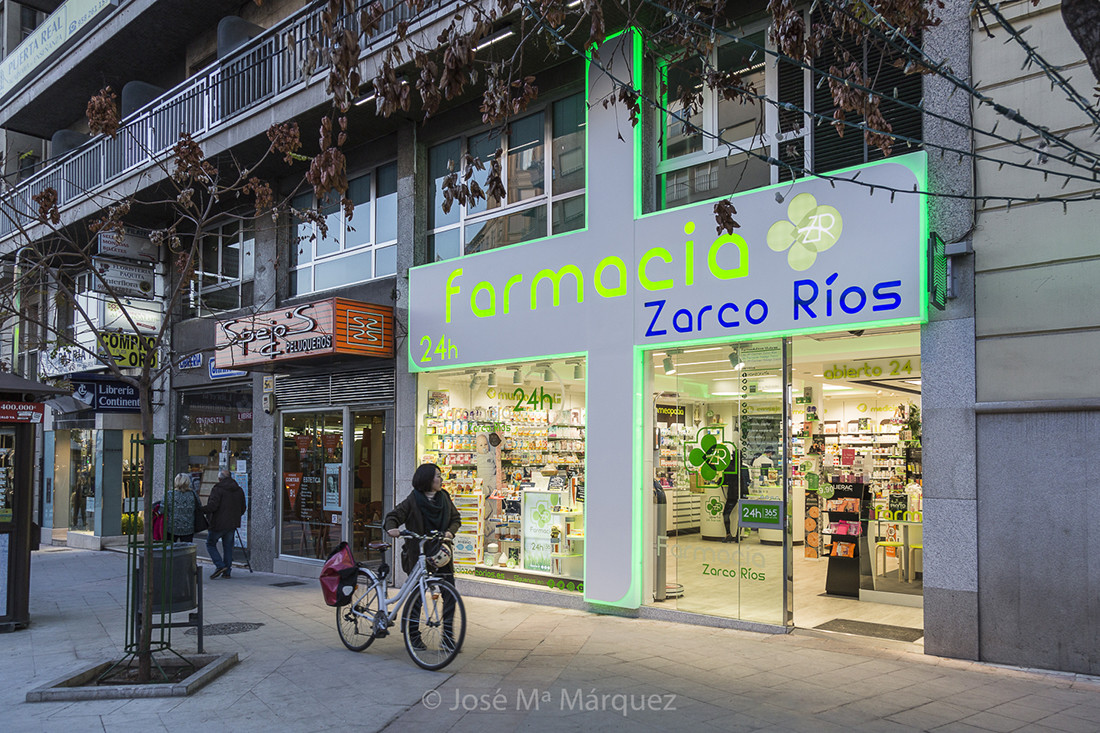 Reportaje fotografía publicitaria Farmacia Zarco Ríos. Instantanea fachada exterior Luminosos y luz encendida. Fotógrafos Granada
