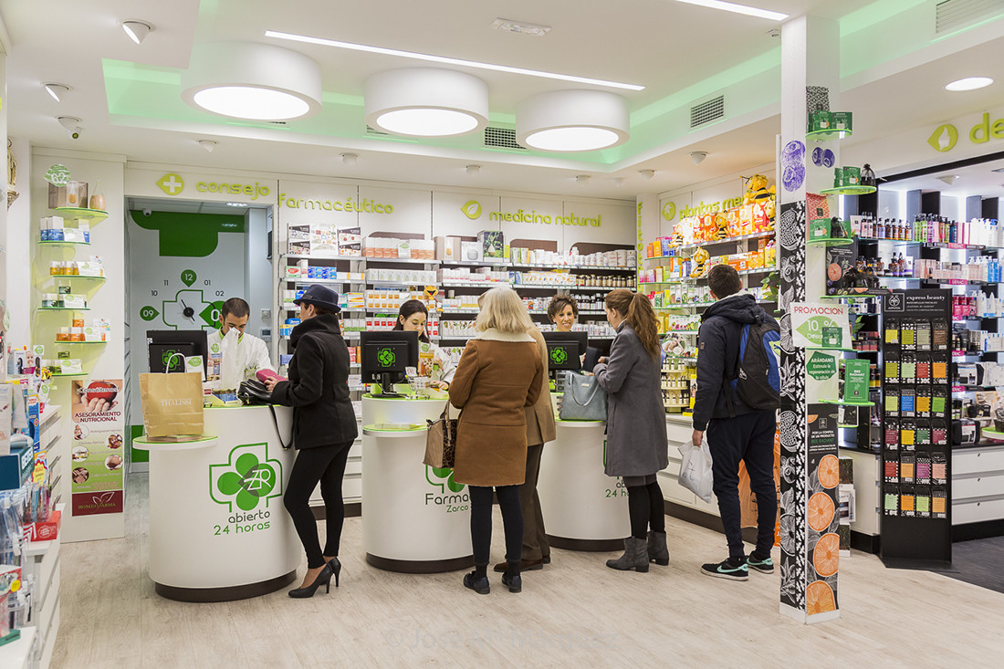Reportaje fotografía publicitaria Farmacia Zarco Ríos para Tecnyfarma. Despacho clientes mostradores circulares. Fotógrafos Granada