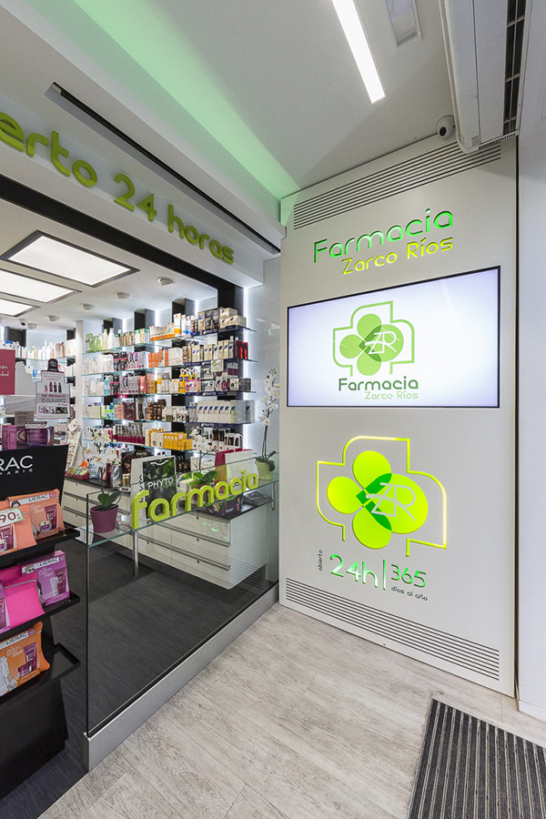 Reportaje fotografía publicitaria Farmacia Zarco Ríos. TV en la entrada con información y promociones. Fotógrafo empresas Granada