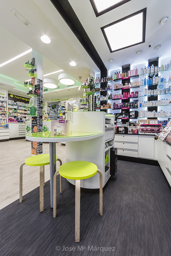 Reportaje fotografía publicitaria Farmacia Zarco Ríos. Zona de productos dermoestéticos. Fotógrafo empresas Granada