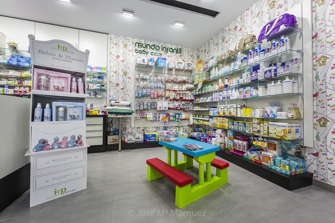 Reportaje interiorismo publicitario. Productos cuidado bebés y zona juegos. Farmacia de Los Gallardos. Fotógrafo publicidad Granada