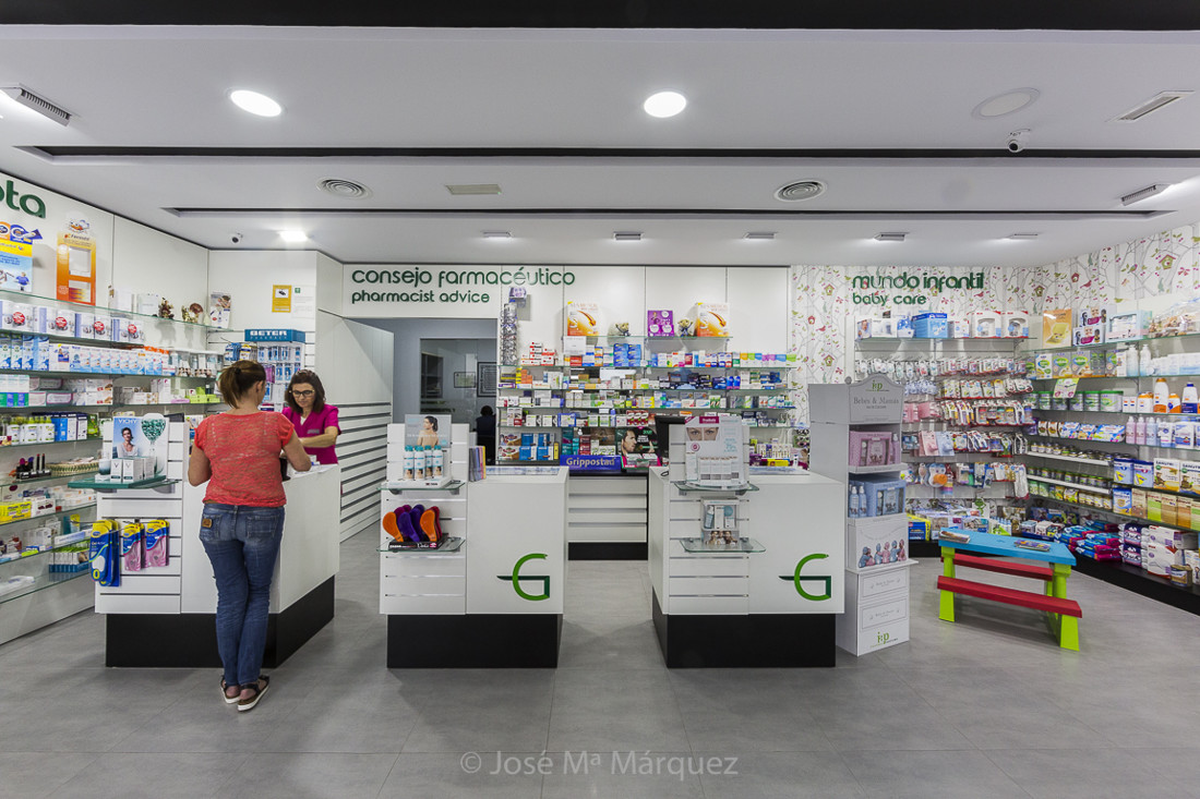 Reportaje publicitario. Diseño, interiorismo y mobiliario Tecnyfarma. Mostradores Farmacia Los Gallardos. Fotógrafo Granada