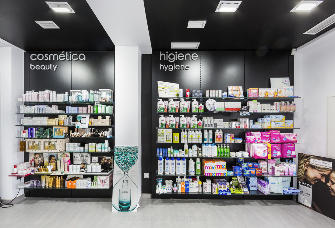 Reportaje publicitario Farmacia Los Gallardos para Empresa Tecnyfarma. Paneles expositores cosmética e higiene. Fotógrafo Granada