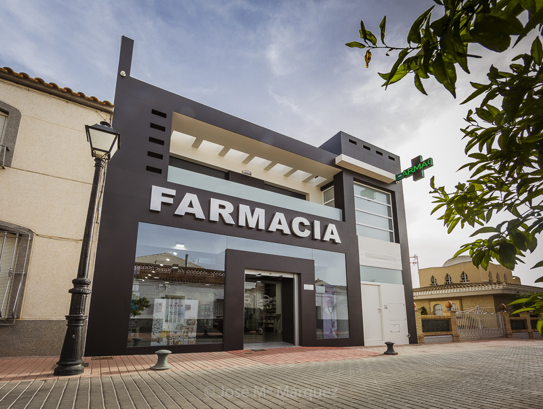 Reportaje publicitario Farmacia Los Gallardos para Tecnyfarma, diseño y fabricación personaliza de farmacias