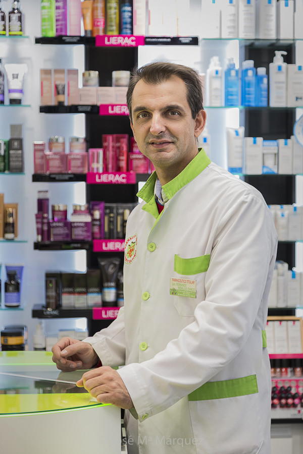 Reportaje  publicitario Farmacia Zarco Ríos. Retrato corporativo titular farmaceutico. Fotografía publicitaria e industrial Granada