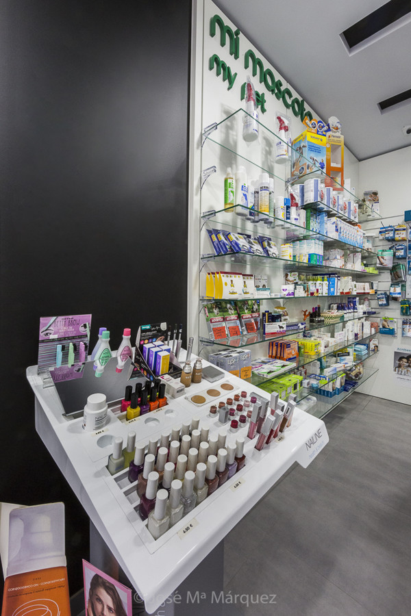 Reportaje publicitario para Tecnyfarma. Expositor cuidado uñas y cejas en Farmacia Los Gallardos. Fotógrafos publicidad Granada