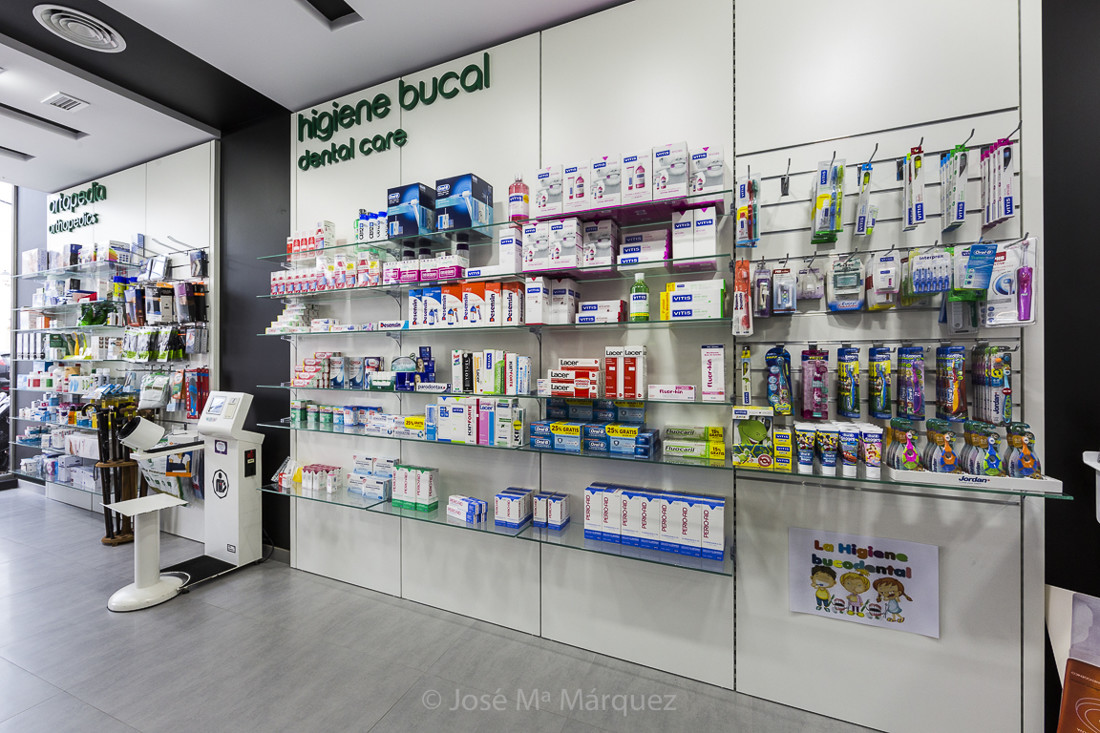 Reportaje publicitario para Tecnyfarma. Panel expositor y rotulación para productos higiene bucal. Fotografo publicidad Granada
