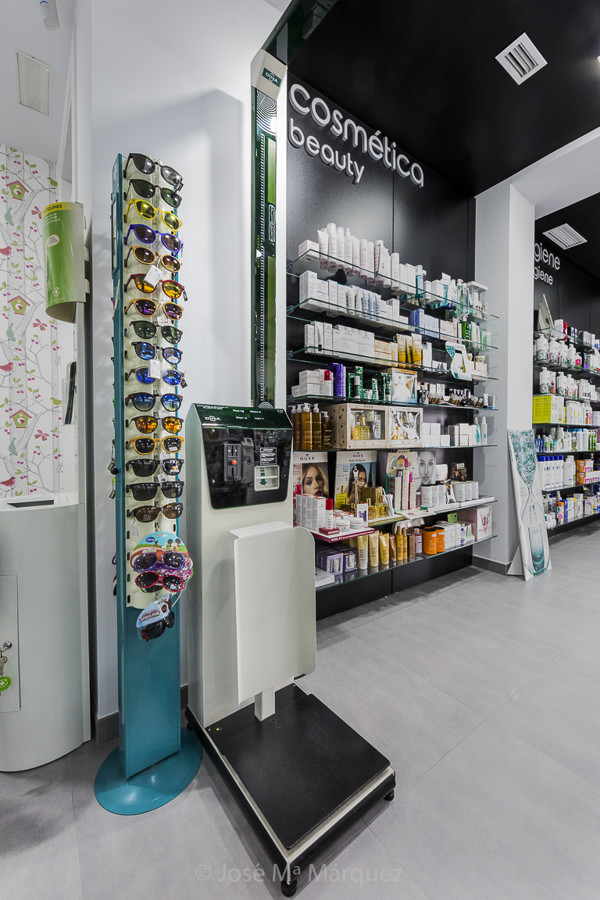 Reportaje publicitario. Peso, altura y expositor gafas sol. Diseño Tecnyfarma. Farmacia Los Gallardos. Fotógrafo publicidad Granada