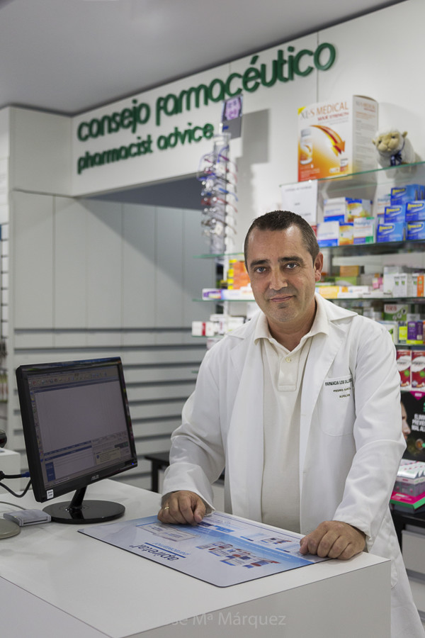 Retrato corporativo del Farmacéutico. Reportaje instalaciones, diseño y mobiliario Farmacia Los Gallardos. Fotografía Publicitaria