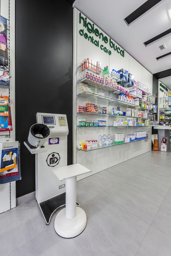 Tensiómetro y productos de higiene bucal. Reportaje publicitario Farmacia los Gallardos para Empresa Tecnyfarma. Fotógrafo Granada