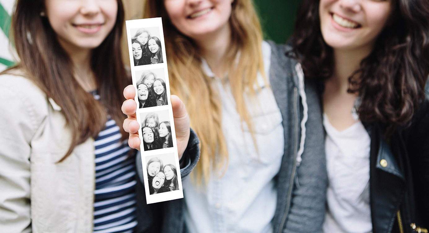 Tiras de fotos. Revelado digital desde tu móvil. Impresión en 5 minutos. Hasta 4 fotos en una tira formato marcapáginas