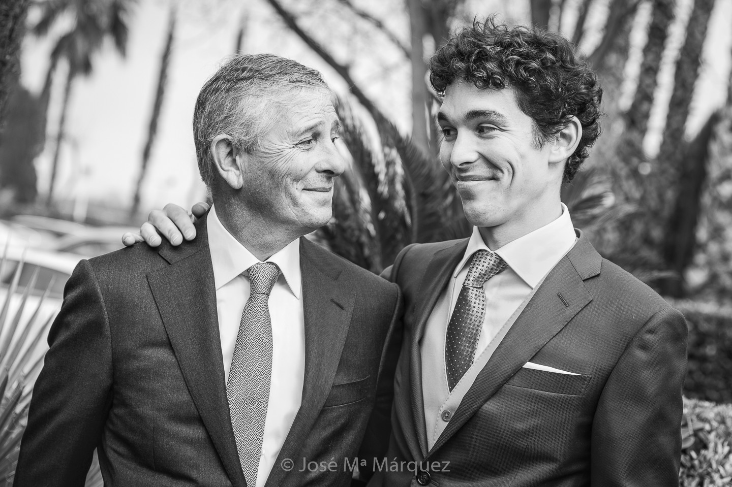 Mirada de complicidad entre el novio y su padre mientras esperan la llegada de la novia. Fotografía Instantánea de Boda. Fotógrafos Granada.