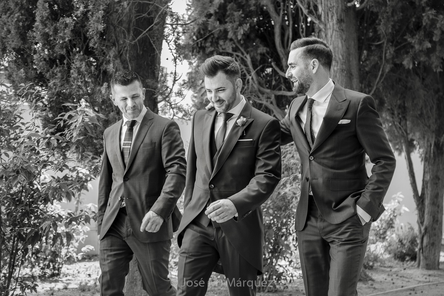 Instantánea de boda. El novio y sus amigos va a la ceremonia. Reportaje en blanco y negro. Fotoperiodismo nupcial. Fotógrafo de Granada