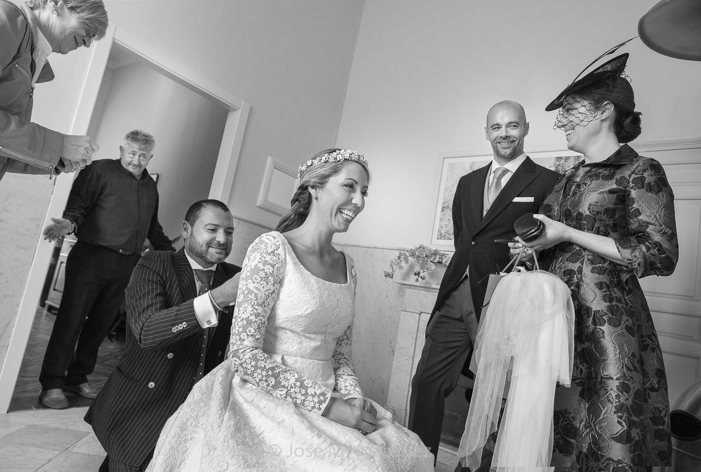 Instante Decisivo. Instantánea de boda mientras el peluquero retoca a la novia en Jardines de Gomérez. Fotógrafos de boda Granada.