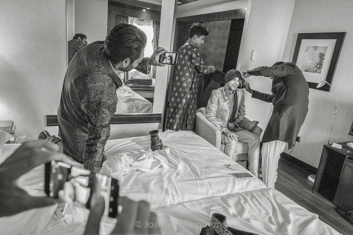 Preparativos del novio con sus amigos en la habitación del Hotel Andalucía Center. Blanco y negro. José Mª Márquez Fotógrafo de boda en Granada
