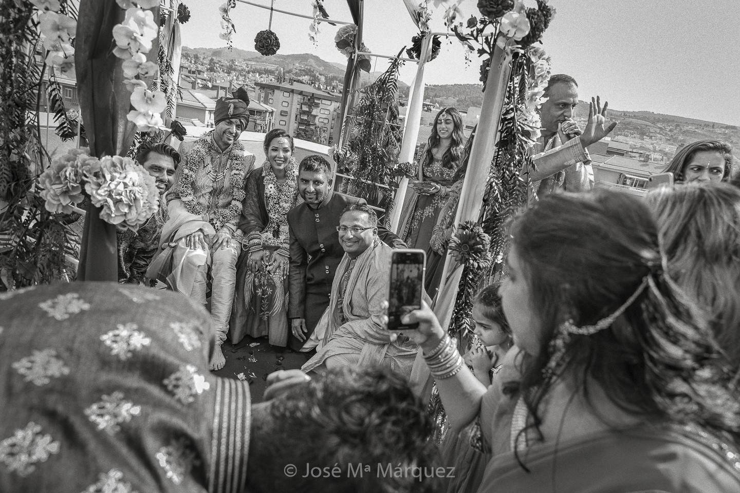 Reportaje de una boda Hindú. Los invitados rodean a los novios después de la ceremonia esperando su turnpara hacerse fotos con ellos