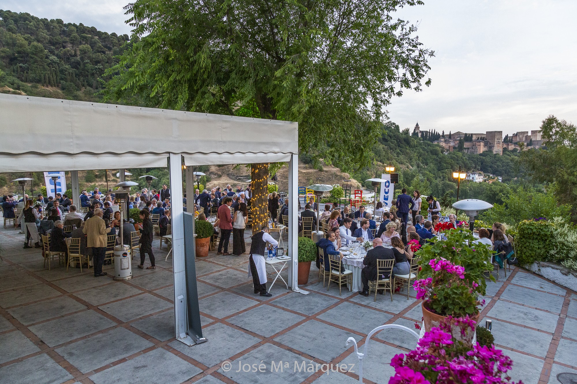 Cena en La Chumbera frente la Alhambra. Congresistas asamblea Asociación de Transportistas internacionales ASTIC.
