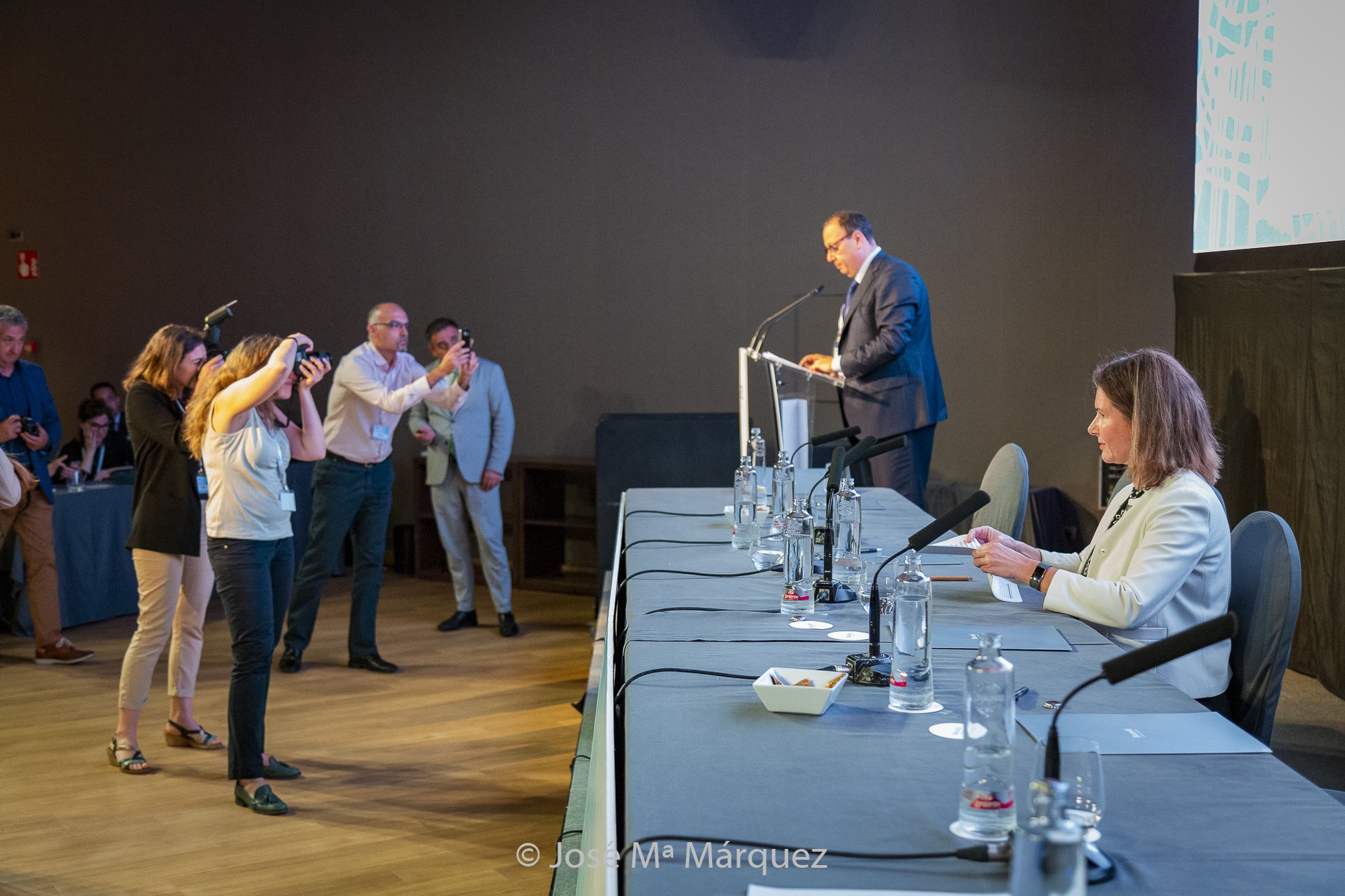 El presidente de la asociación presenta a la Secretaria de  estado, la prensa fotografía el instante. Fotógrafos de Congresos Granada