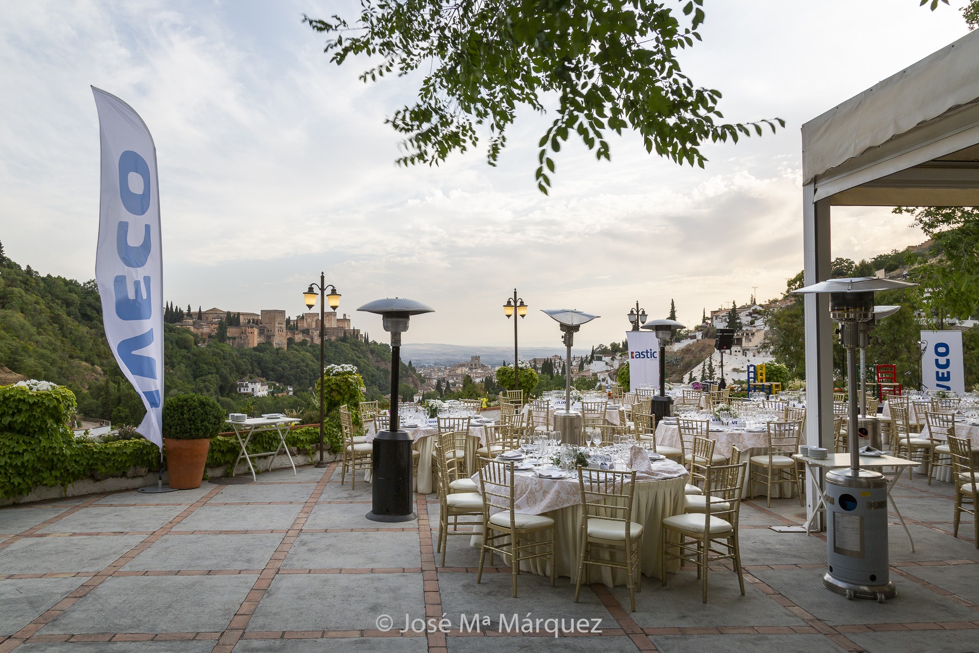 Montaje cena asamblea ASTIC en la terraza de La Chumbera con vistas a la Alhambra. Patrocina IVECO.