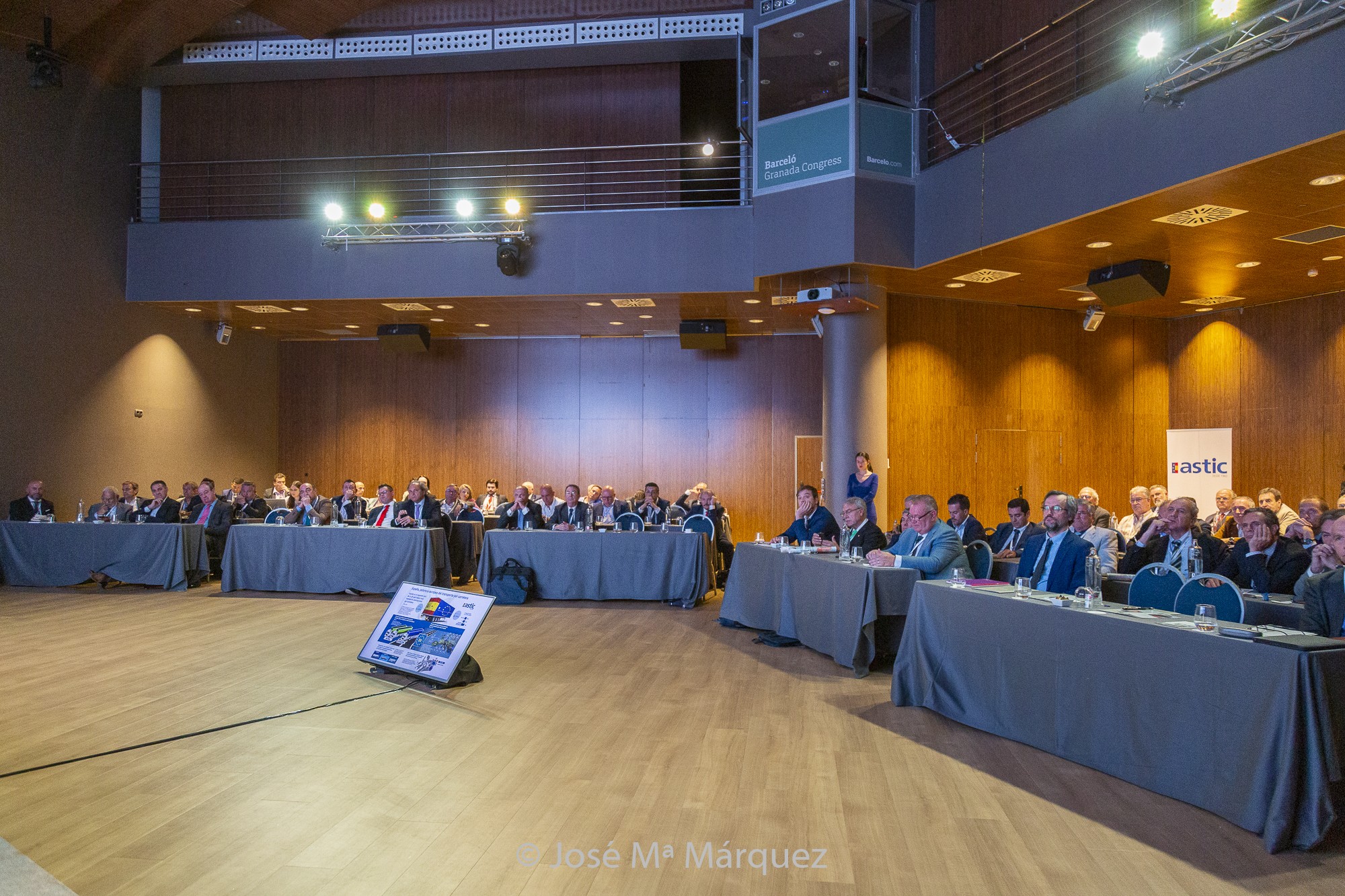 Plano general de los Asistentes al Asamblea de la Asociación de empresas Transporte Internacional de España.