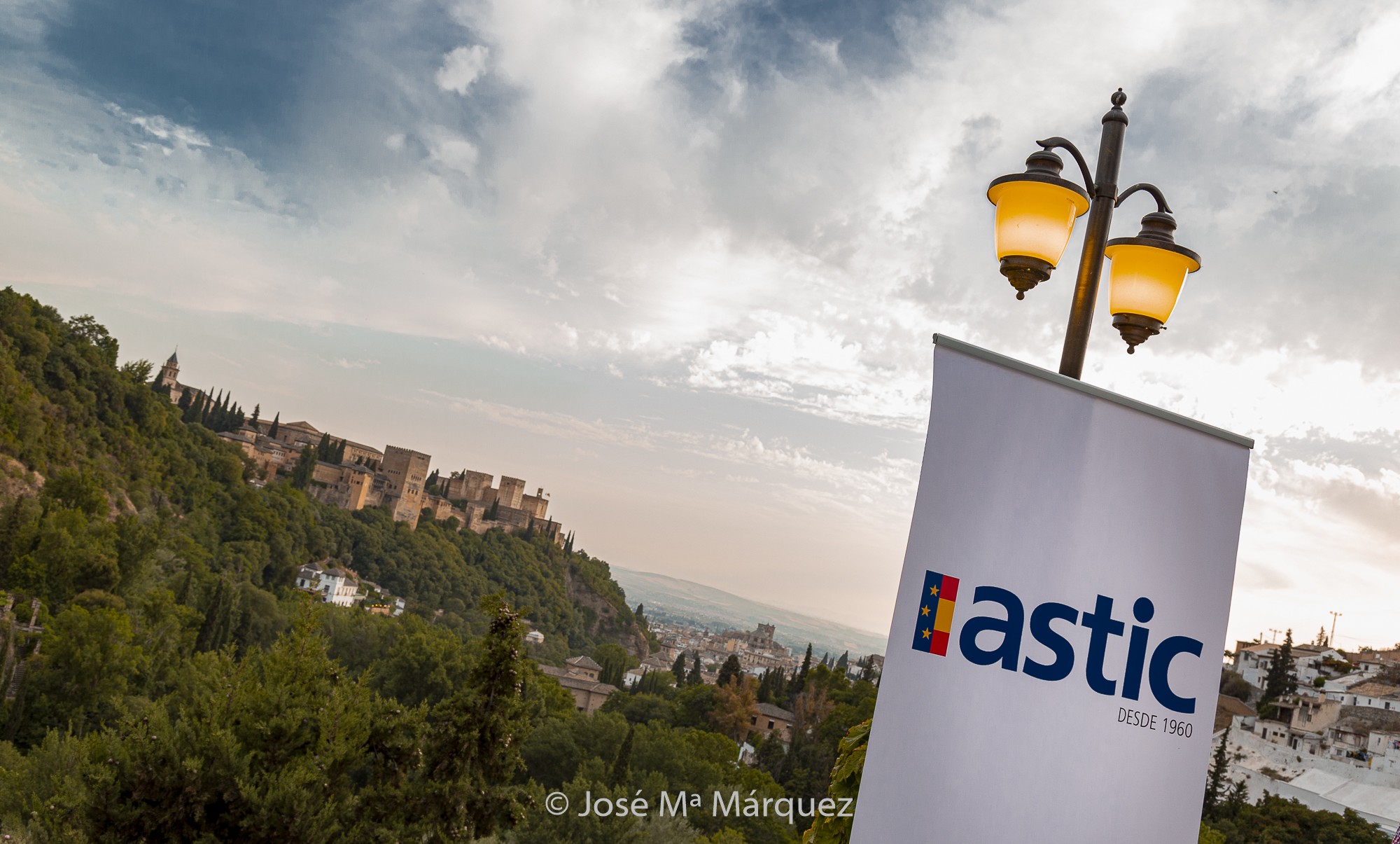 Vista banderola ASTIC con  Alhambra al Fondo desde terraza de la Chumbera en la cena de Gala de su 42 Asamblea en Granada.