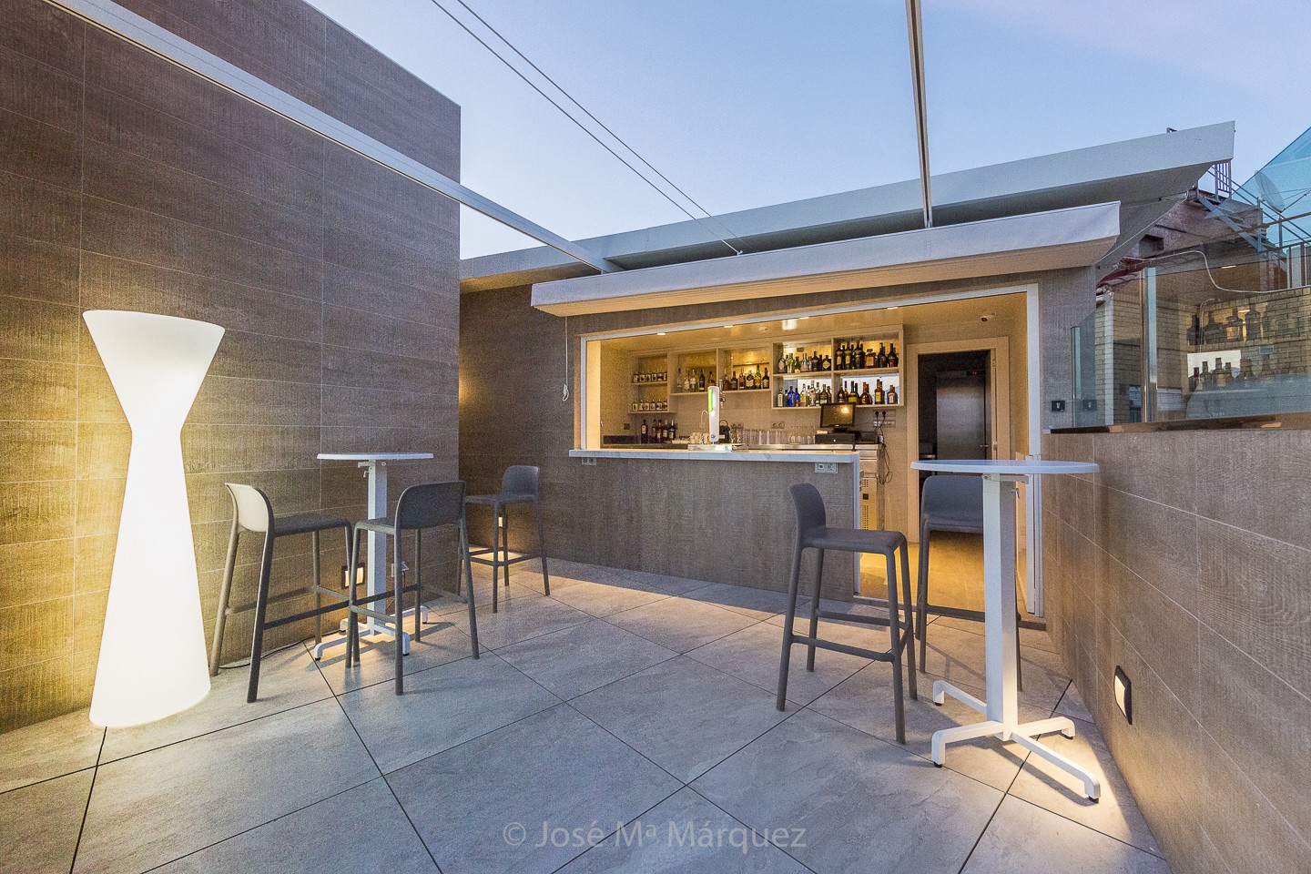 Atardecer en Bar de la terraza del Hotel Catalonia Granada. Reportajes profesionales para  hoteles. Fotos para empresas