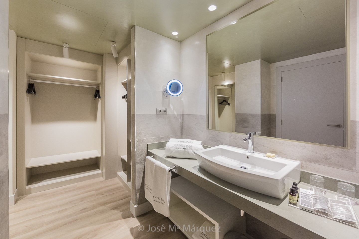 Baño Hotel catalonia Granada con detalles para el aseo. Fotografía profesional para empresas en Granada